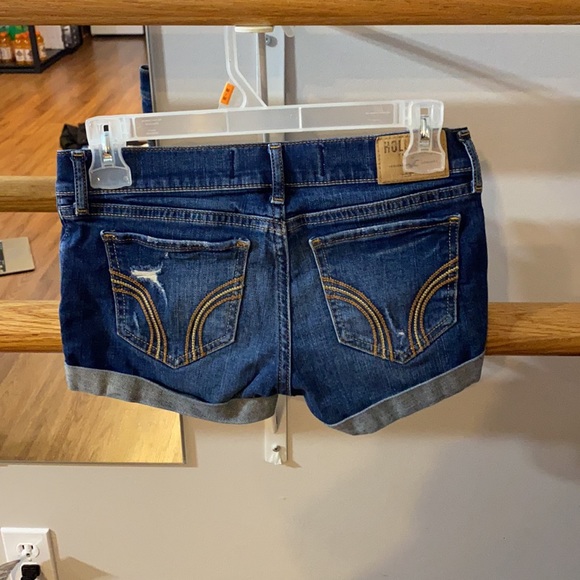 Blue jean shorts from Hollister, size US/CA 00 - Picture 4 of 4